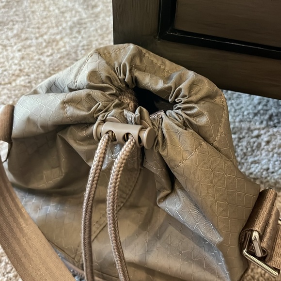 Athleta excursion Crossbody bucket bag. - Picture 8 of 8